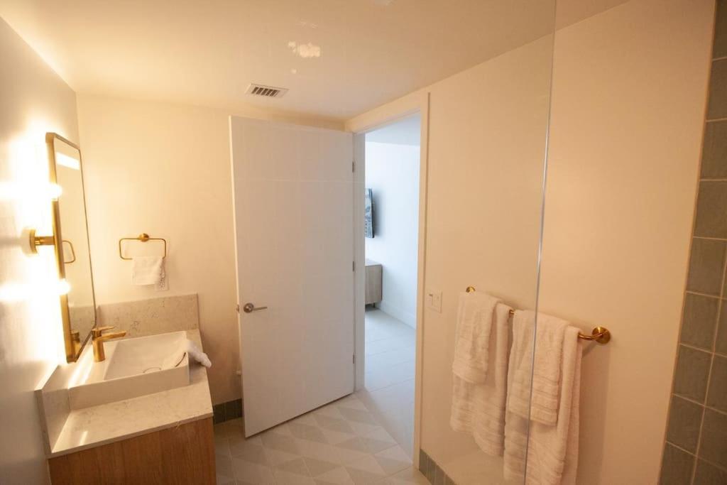 Apartment Luxury High Rise Haven *